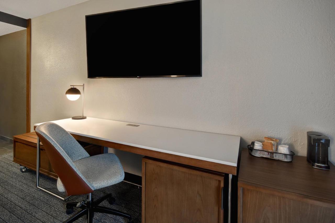 King Room with Sofa Bed at Courtyard by Marriott Cincinnati Airport