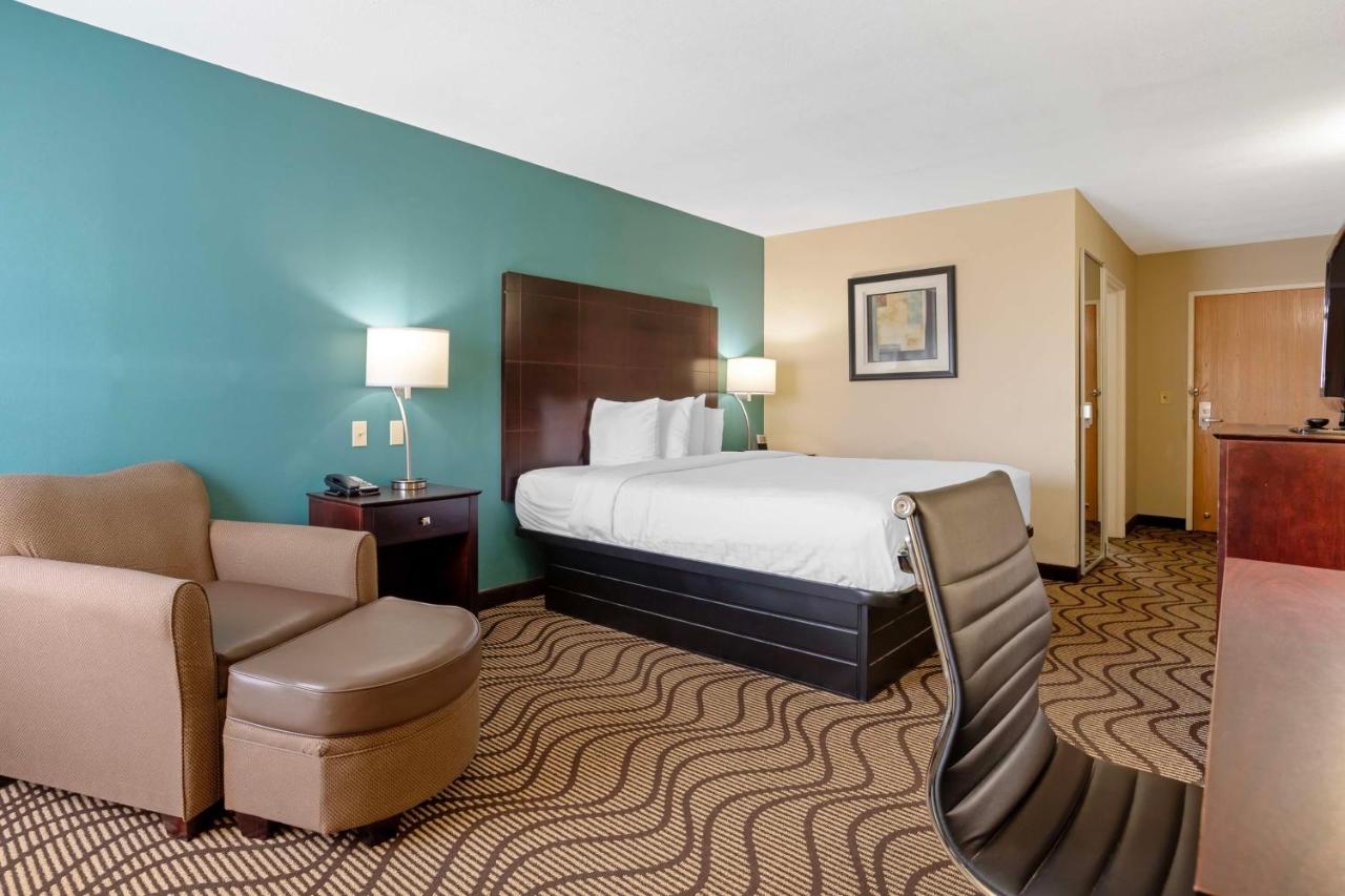 King Room with Bathtub - Disability Access/Non-Smoking at Best Western Plus Lonoke Hotel