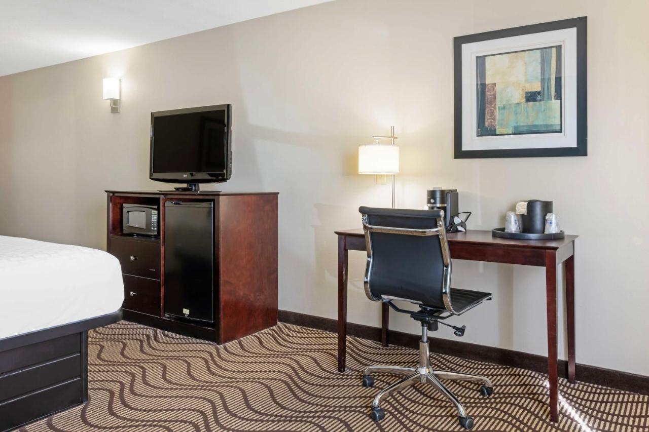 King Room with Bathtub - Disability Access/Non-Smoking at Best Western Plus Lonoke Hotel