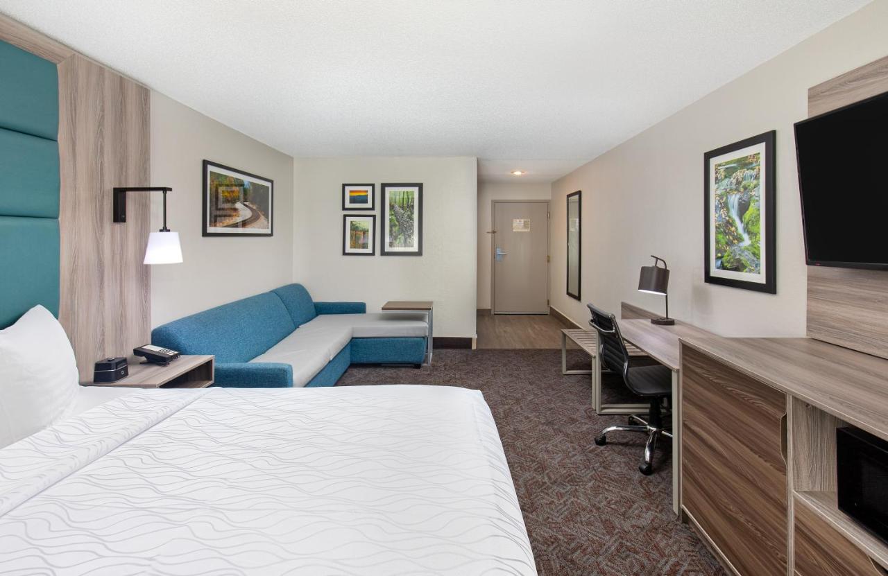 Deluxe King Room - Non-Smoking at La Quinta Inn & Suites by Wyndham Pigeon Forge-Dollywood