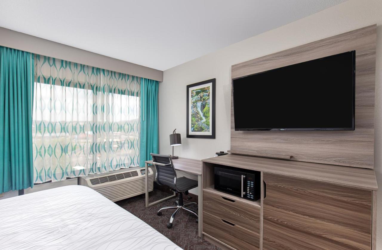 King Room - Mobility Access/Non-Smoking at La Quinta Inn & Suites by Wyndham Pigeon Forge-Dollywood