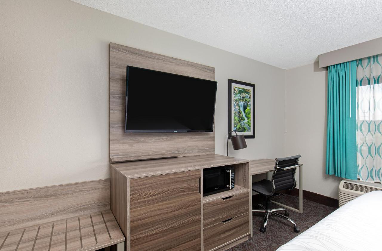 King Room - Mobility Access/Non-Smoking at La Quinta Inn & Suites by Wyndham Pigeon Forge-Dollywood