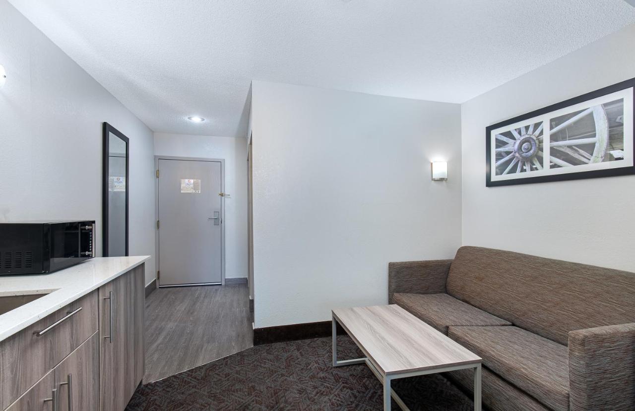 Executive Queen Room with Two Queen Beds and Sofa Bed - Non-Smoking at La Quinta Inn & Suites by Wyndham Pigeon Forge-Dollywood