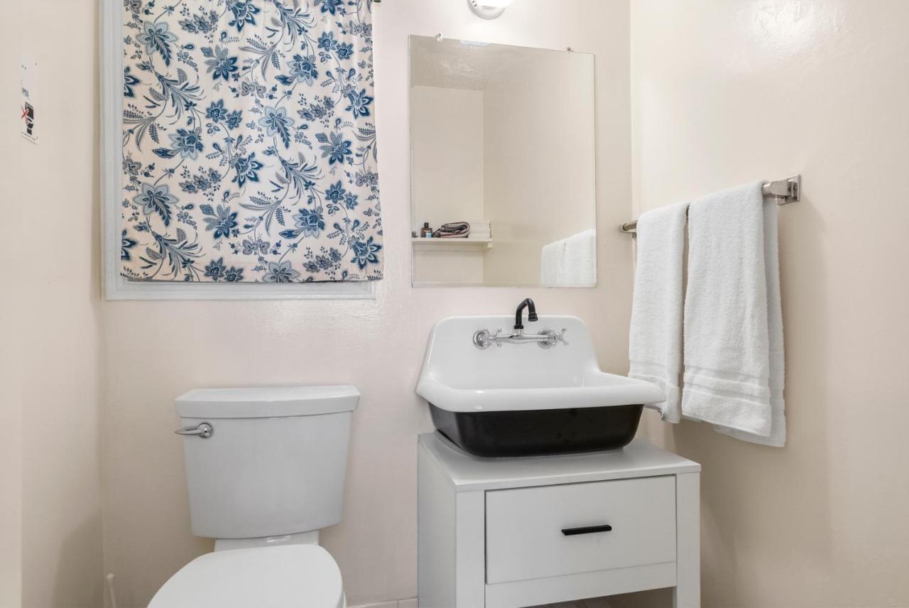 Deluxe Double Room at Harry's Man Cave: The New Star Motel Experience