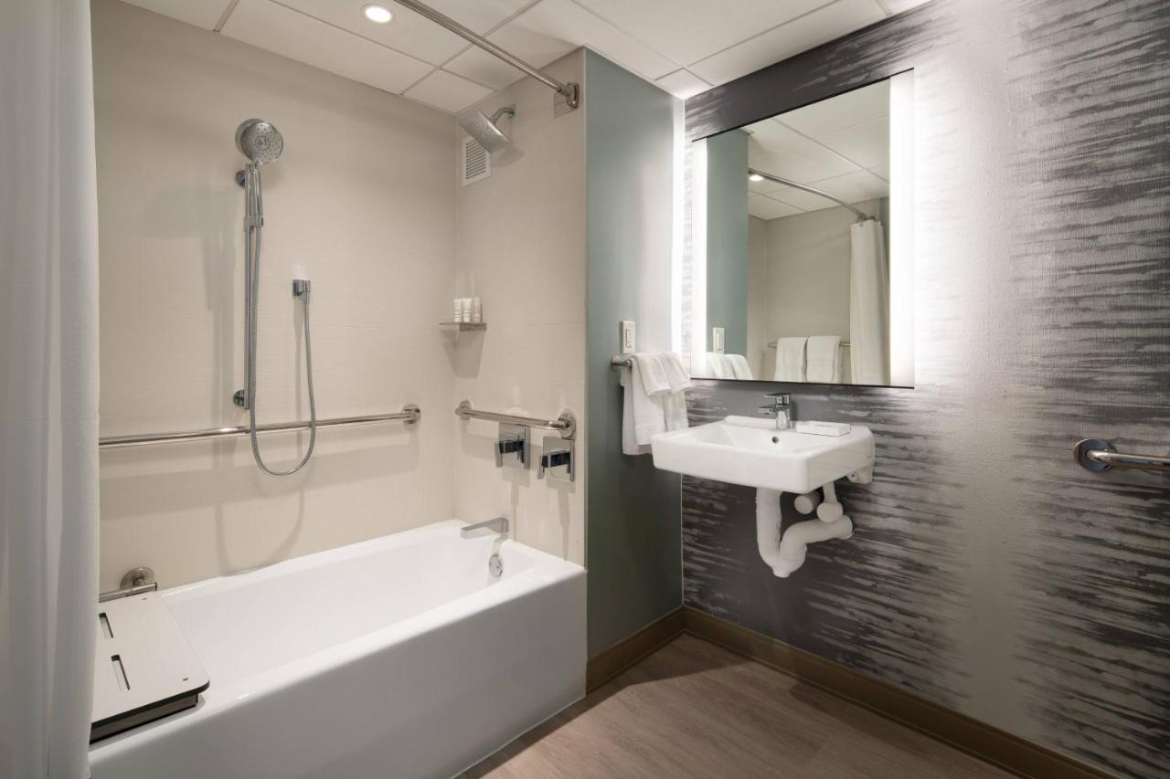 Guest Room, 1 King at Torrance Marriott Redondo Beach