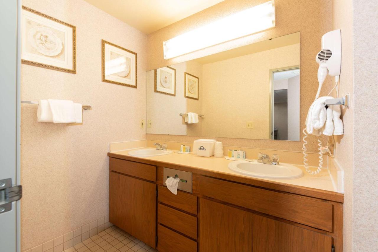 Deluxe King Studio Suite - Non-Smoking at Days Inn by Wyndham Coeur d'Alene