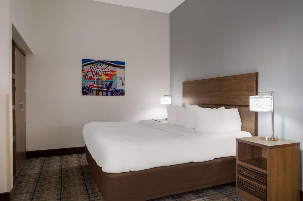 King Suite - Non-Smoking at MainStay Suites Wilmington - University Area