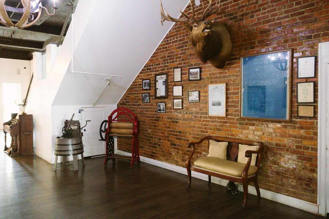 | Hunter Arms Hotel