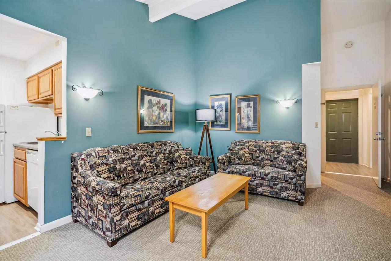 | Deluxe Two Bedroom Suite on the 2nd floor with outdoor heated pool 20910