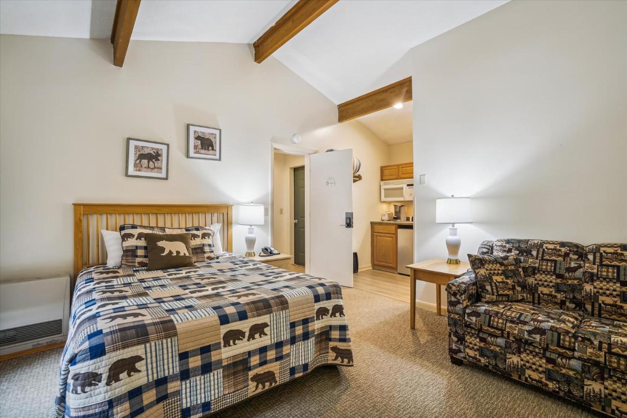 | Deluxe Two Bedroom Suite on the 2nd floor with outdoor heated pool 20910