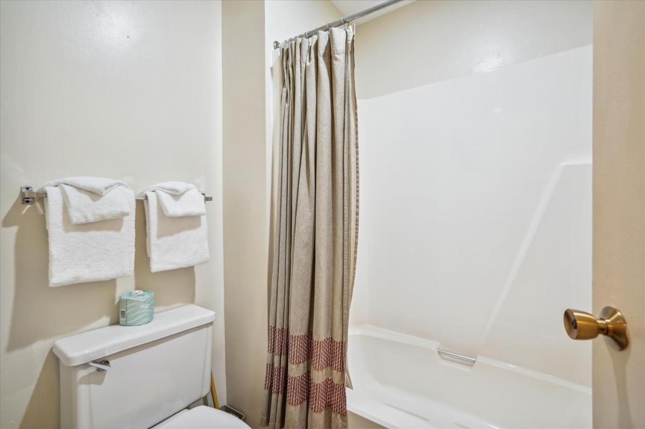  | Deluxe Two Bedroom Suite on the 2nd floor with outdoor heated pool 20910