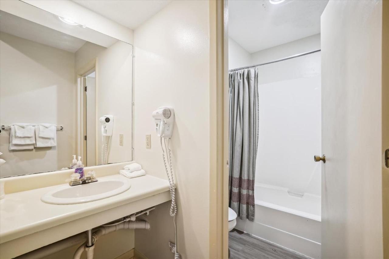 | Deluxe Two Bedroom Suite on the 2nd floor with outdoor heated pool 20910