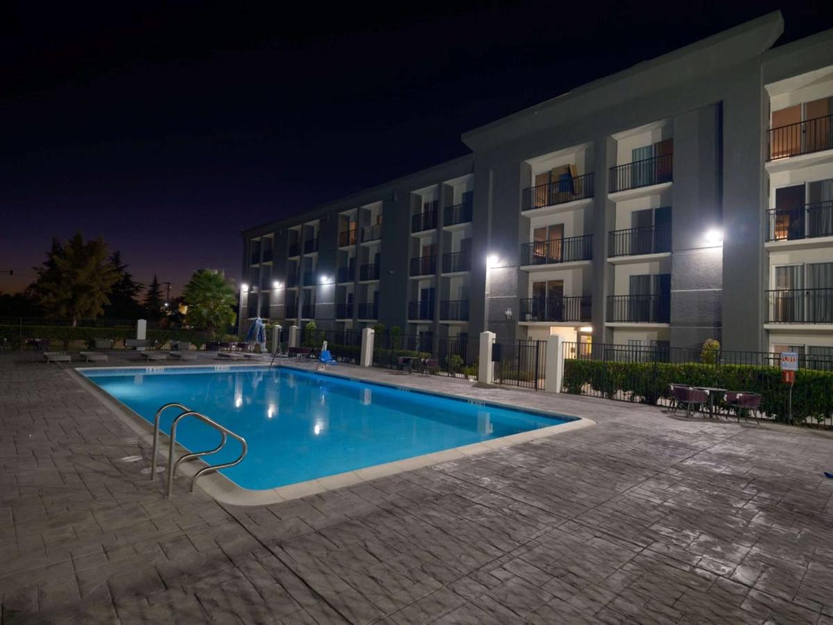 | Premiere Suites