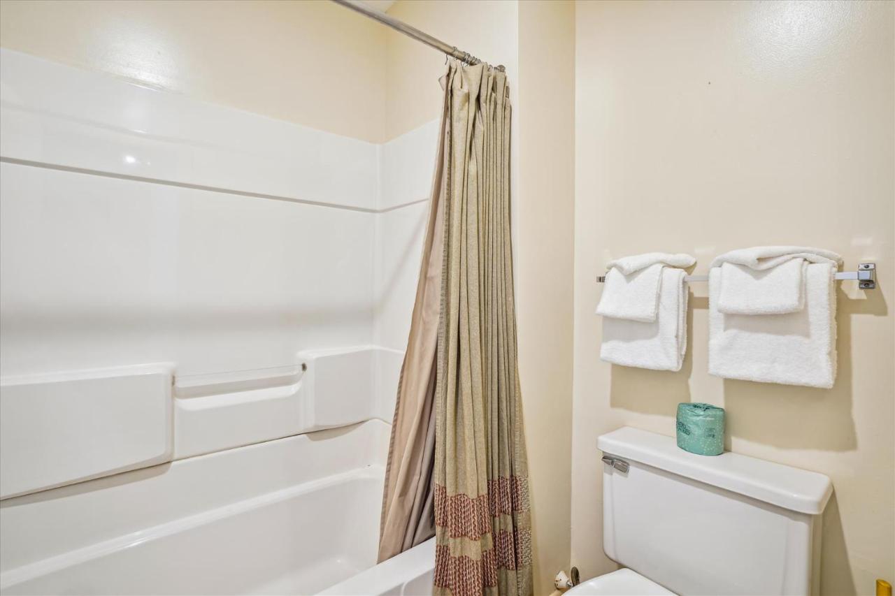 | Deluxe Two Bedroom Suite on the 1st floor outdoor heated pool 10708