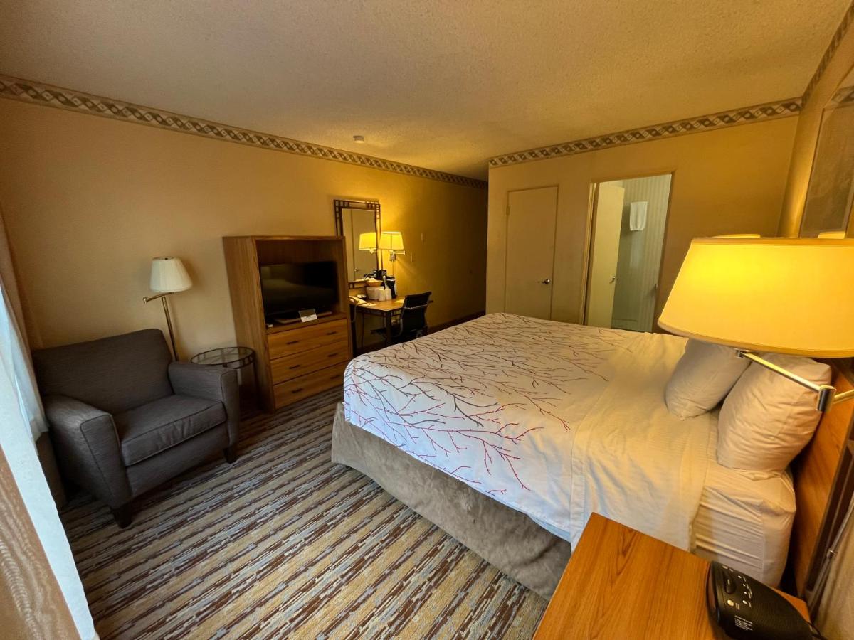 King Room with City View - Non-Smoking at Travelodge by Wyndham Seattle By The Space Needle
