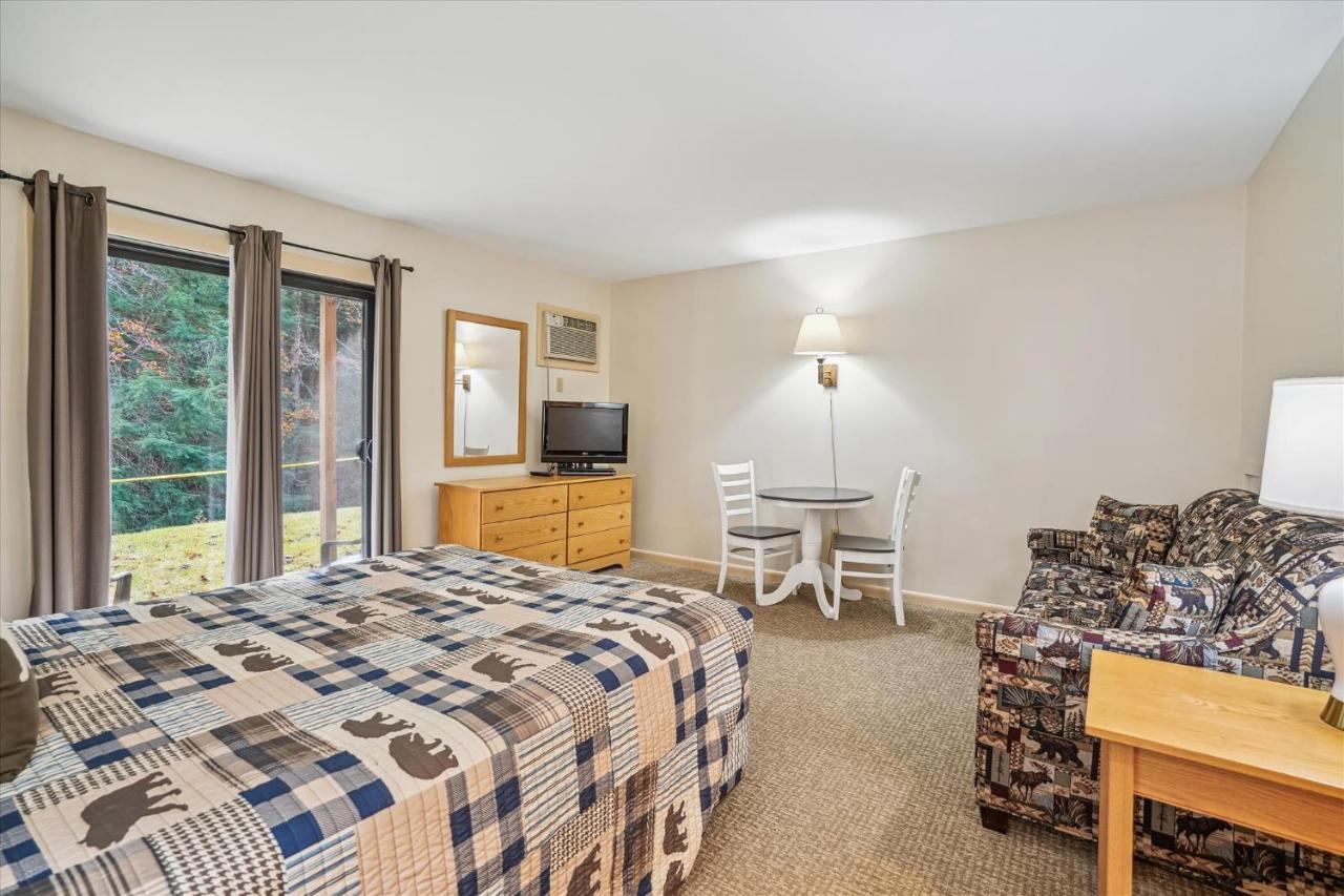 | Cedarbrook Queen Studio 107