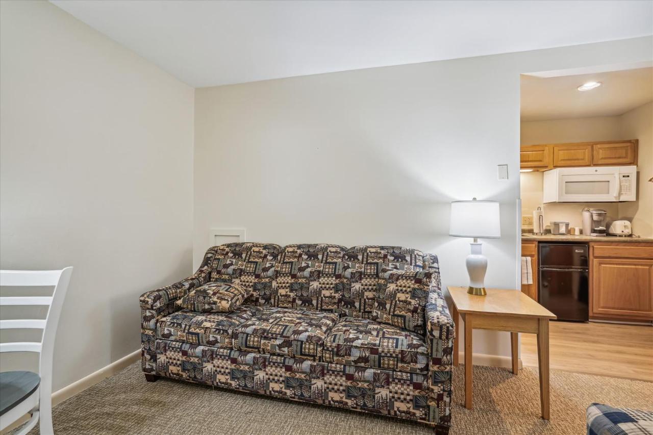 | Cedarbrook Queen Studio 107