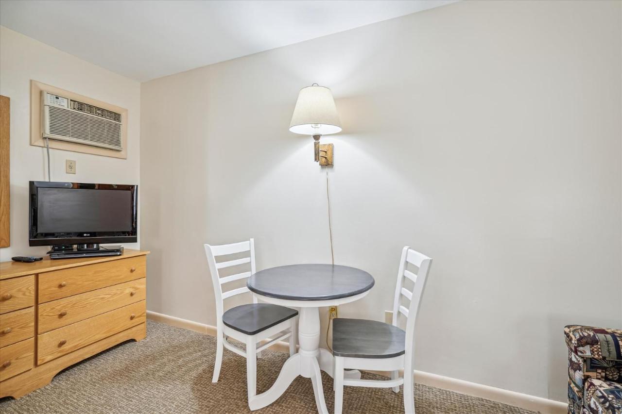| Cedarbrook Queen Studio 107