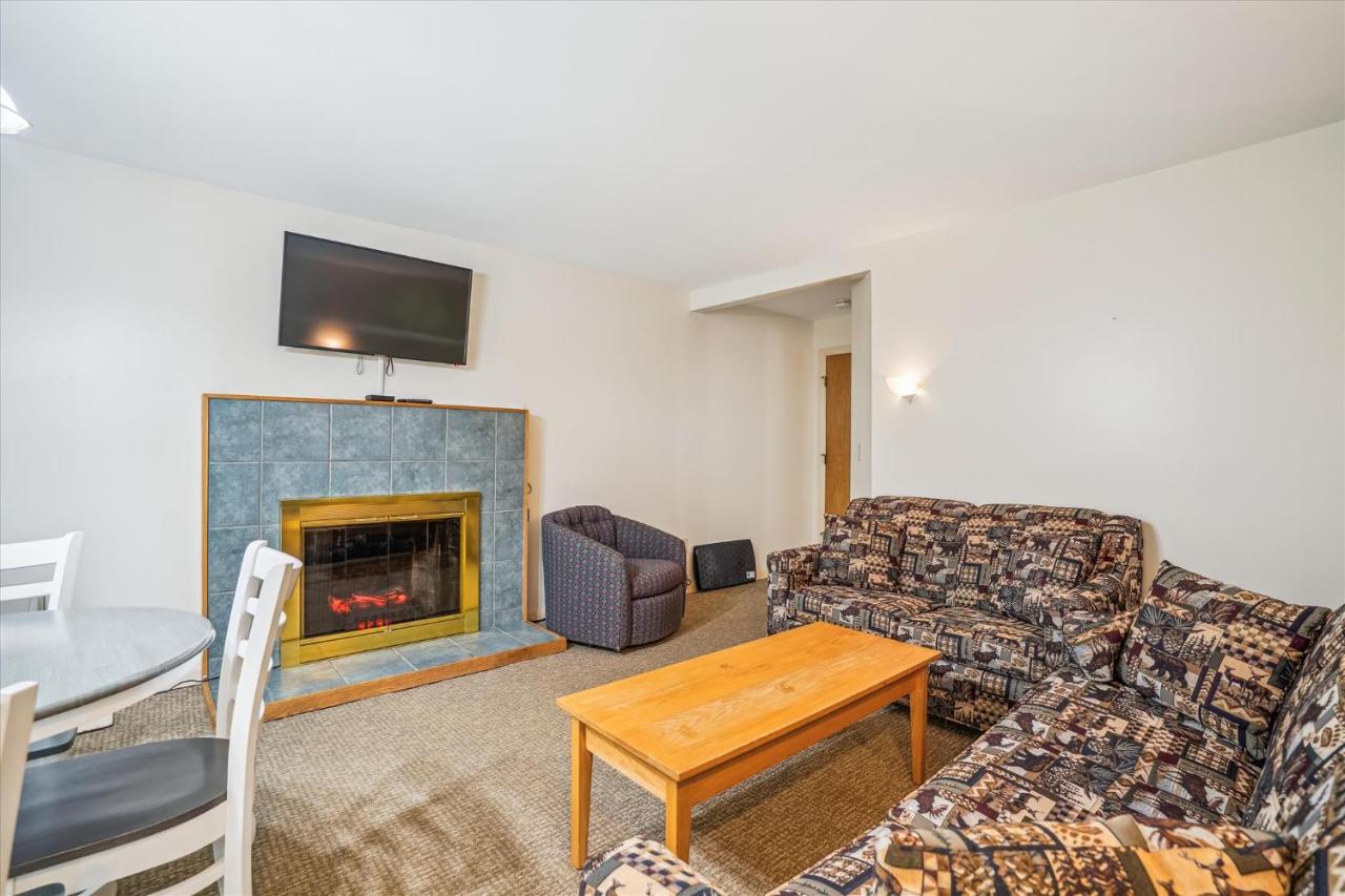 | Cedarbrook Queen Suite 108