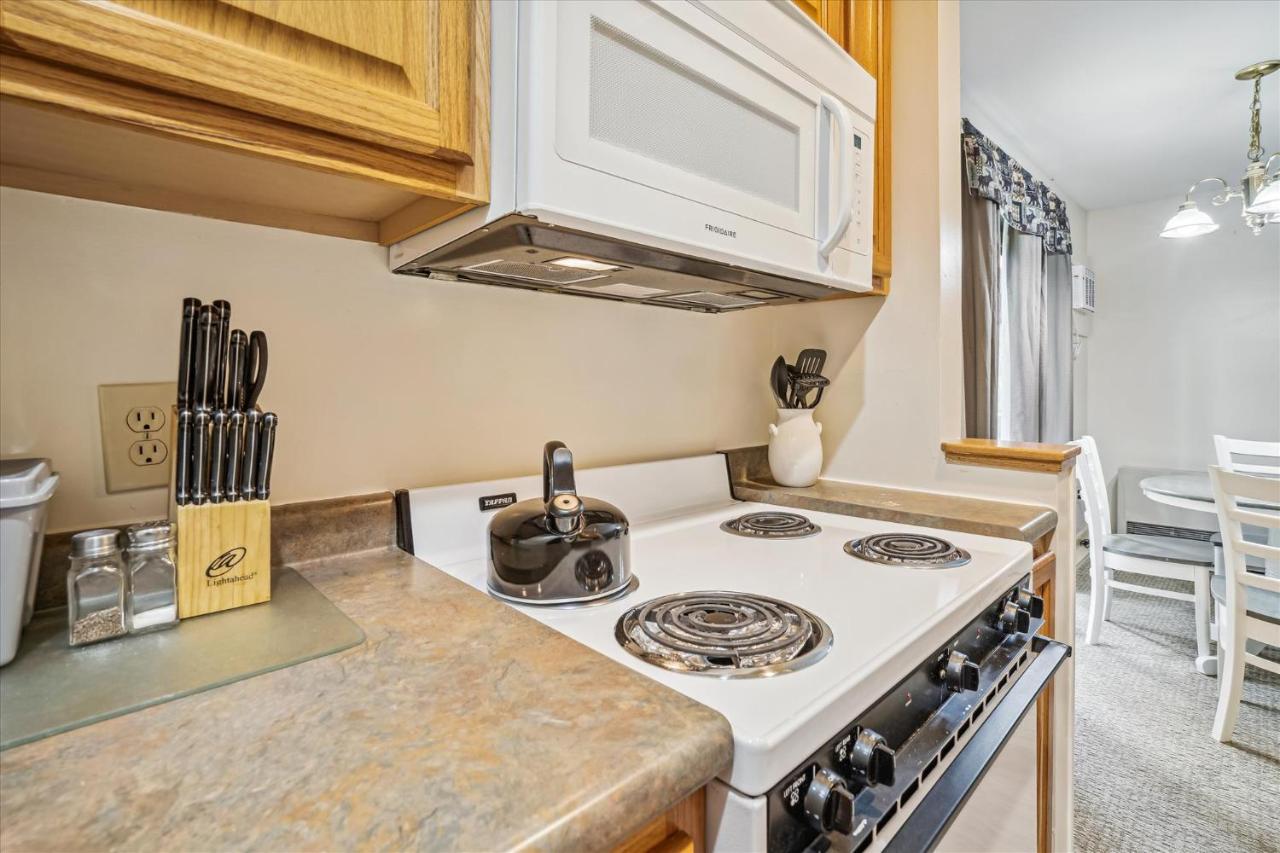 | Cedarbrook Queen Suite 108