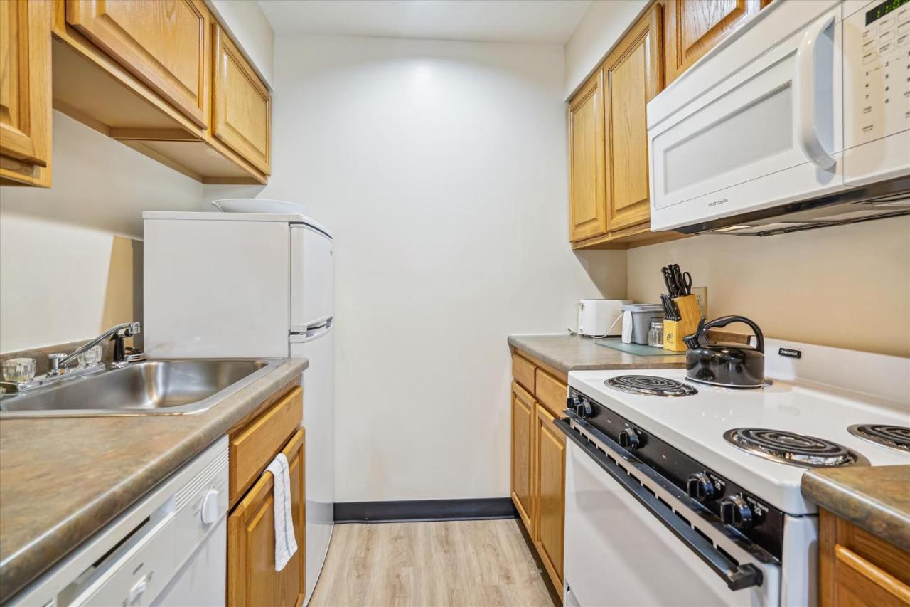| Cedarbrook Queen Suite 108