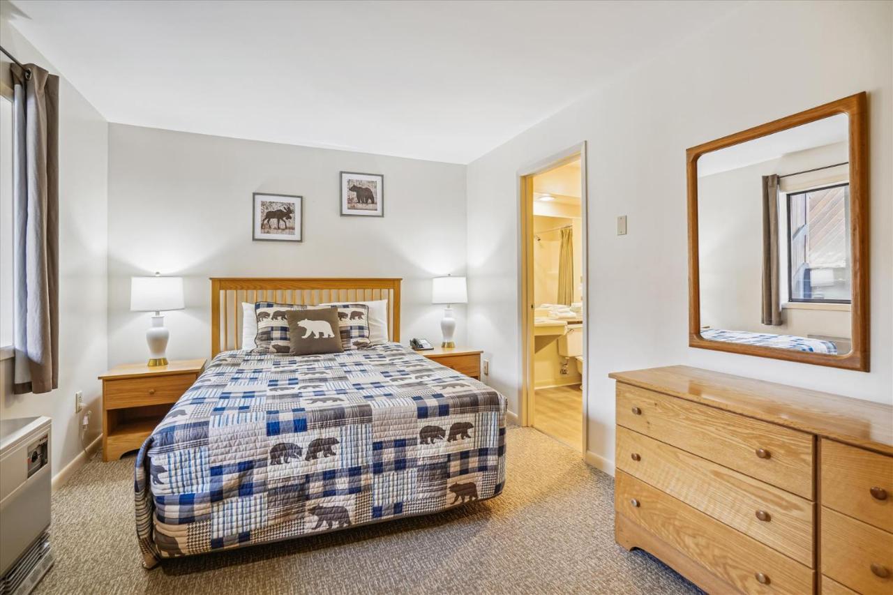 | Cedarbrook Queen Suite 108