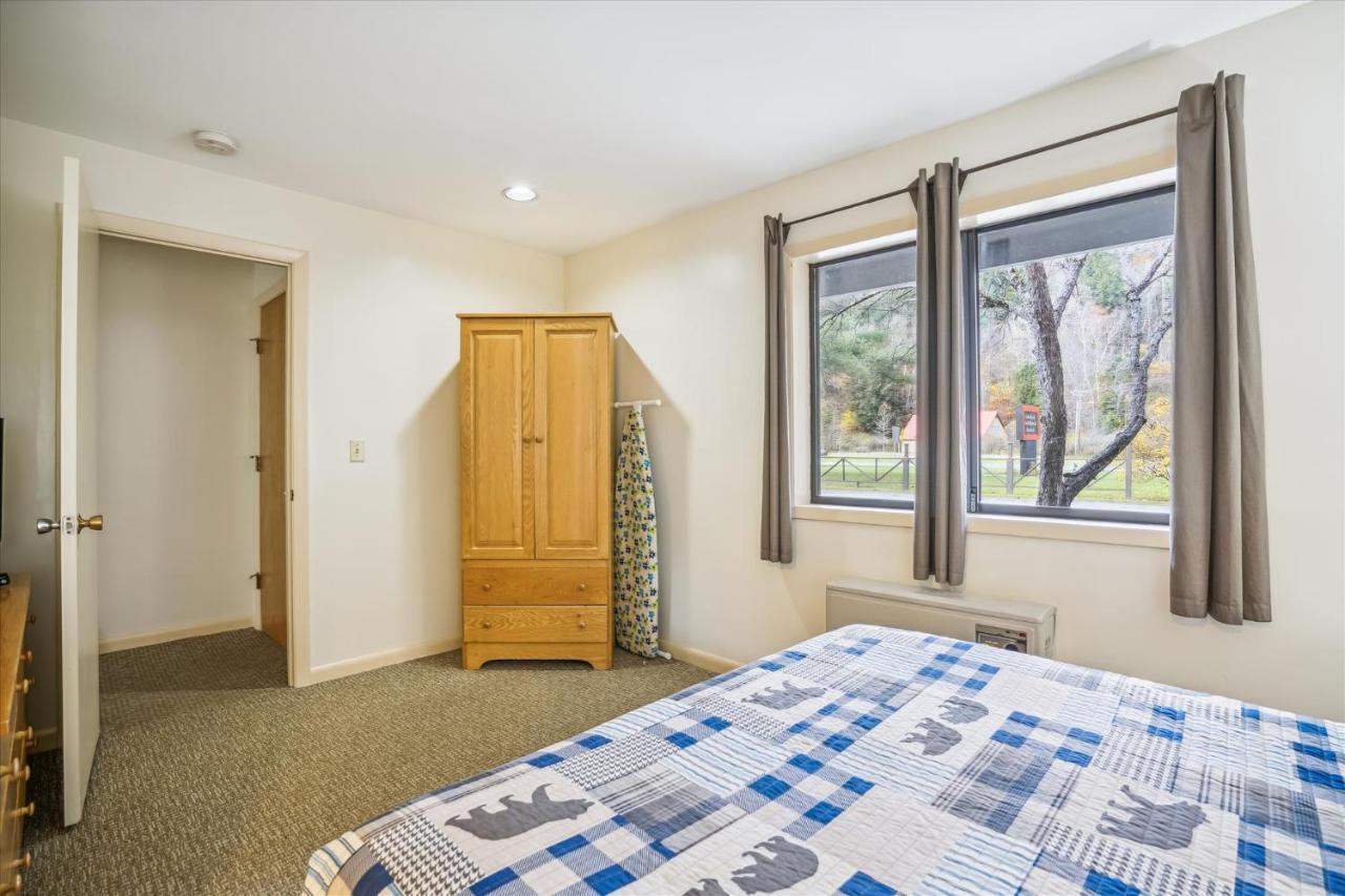 | Cedarbrook Queen Suite 108