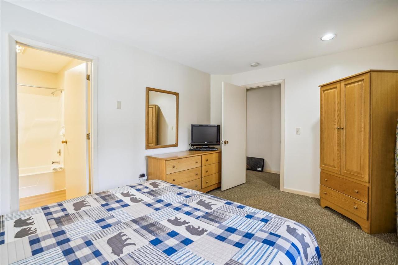| Cedarbrook Queen Suite 108
