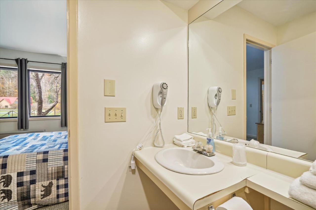 | Cedarbrook Queen Suite 108