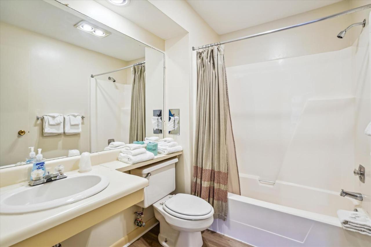 | Cedarbrook Queen Suite 108