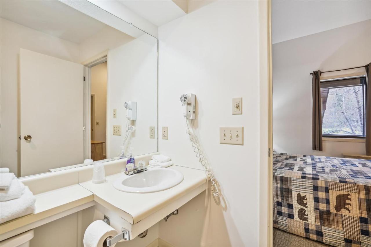 | Deluxe Two Bedroom Suite on the 1st floor with outdoor heated pool 19110