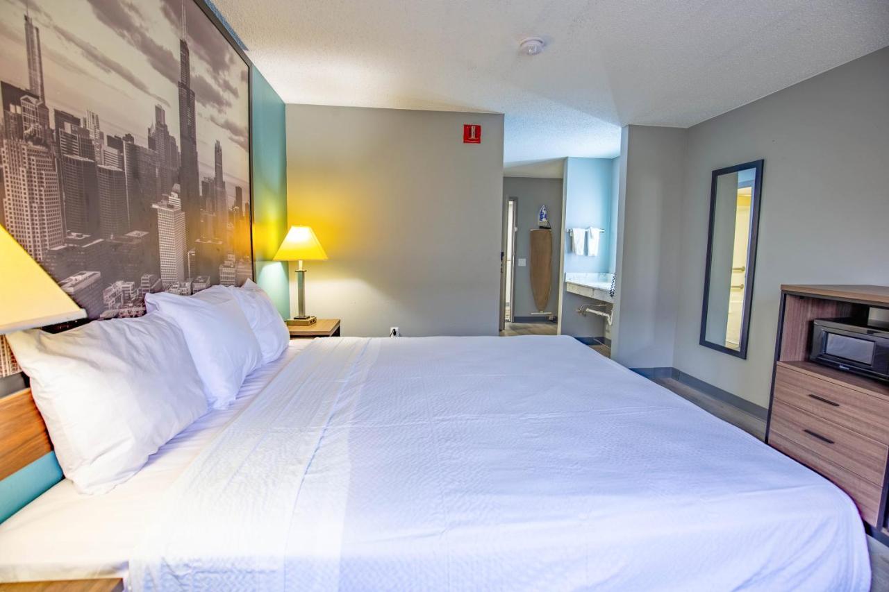 King Room - Mobility Access/Non-Smoking at Super 8 by Wyndham Rockford I-90/Casino District