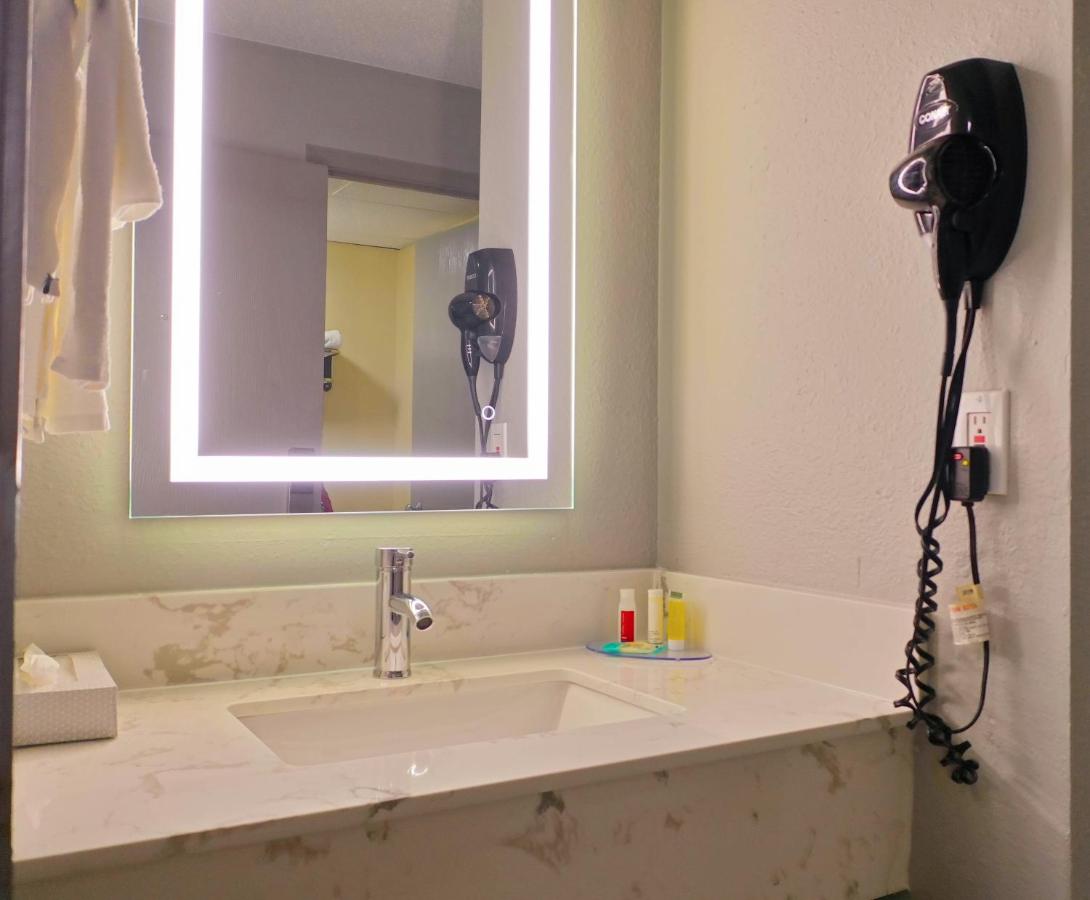 Business King Room - Non-Smoking at Super 8 by Wyndham Rockford I-90/Casino District