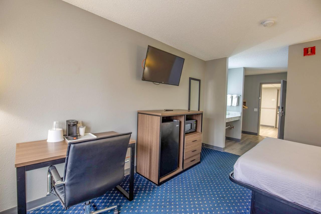 Queen Room - Mobility Access/Non-Smoking at Super 8 by Wyndham Rockford I-90/Casino District