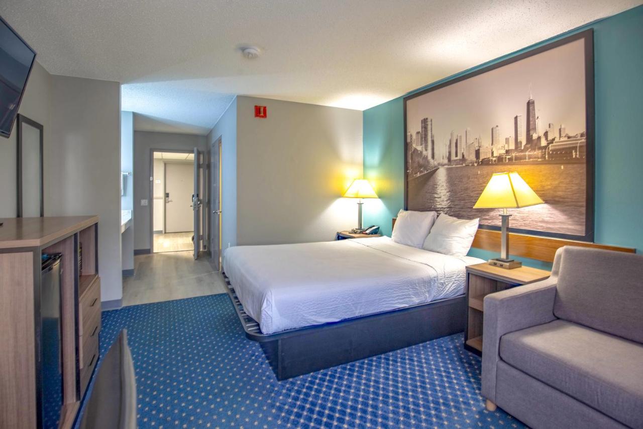 Queen Room - Mobility Access/Non-Smoking at Super 8 by Wyndham Rockford I-90/Casino District