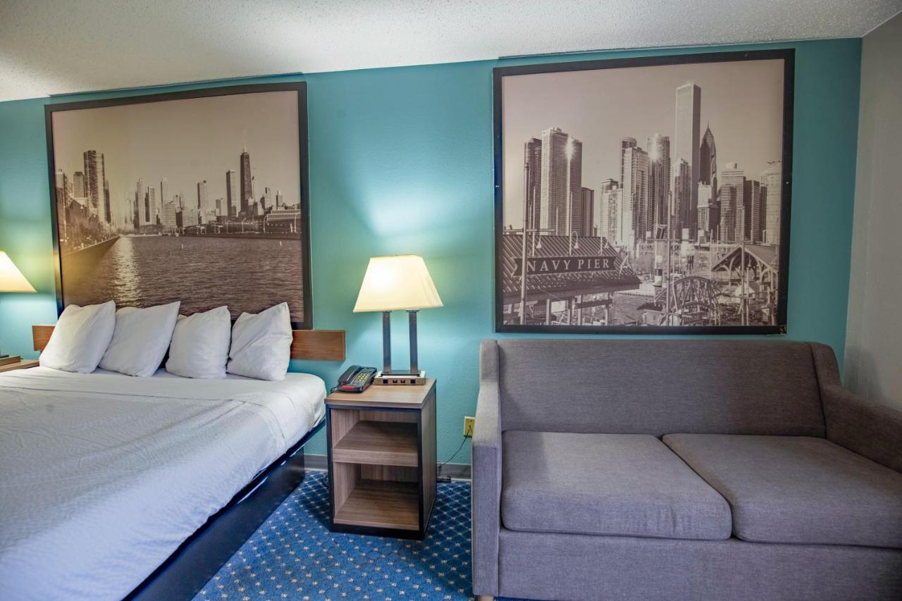 Business King Room - Non-Smoking at Super 8 by Wyndham Rockford I-90/Casino District
