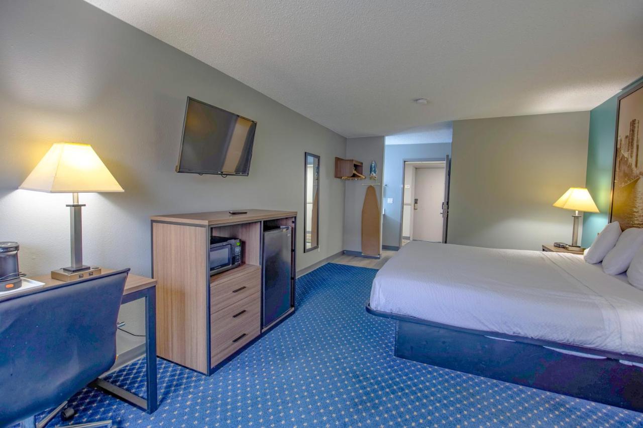 Business King Room - Non-Smoking at Super 8 by Wyndham Rockford I-90/Casino District