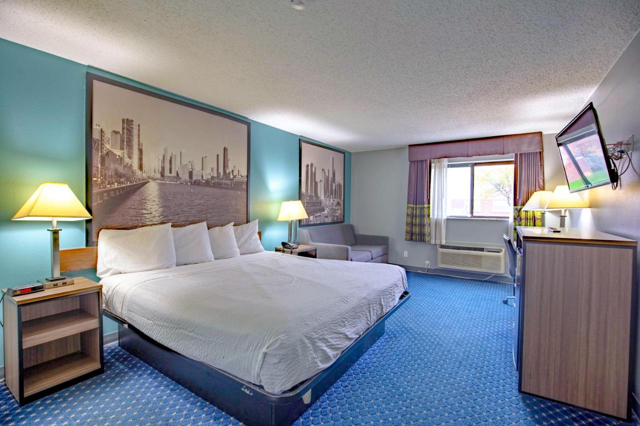 Business King Room - Non-Smoking at Super 8 by Wyndham Rockford I-90/Casino District