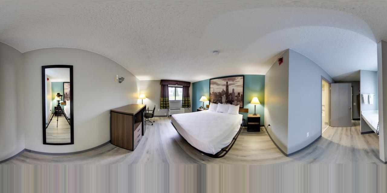 King Room - Mobility Access/Non-Smoking at Super 8 by Wyndham Rockford I-90/Casino District