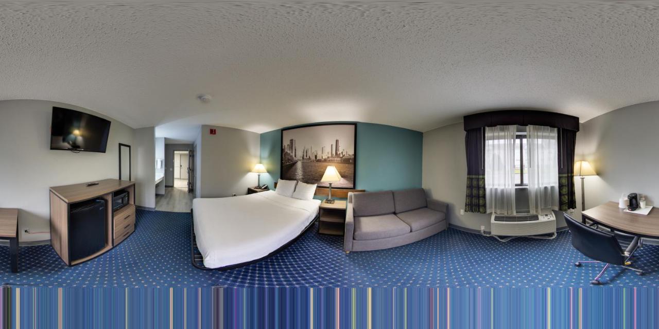 Queen Room - Mobility Access/Non-Smoking at Super 8 by Wyndham Rockford I-90/Casino District