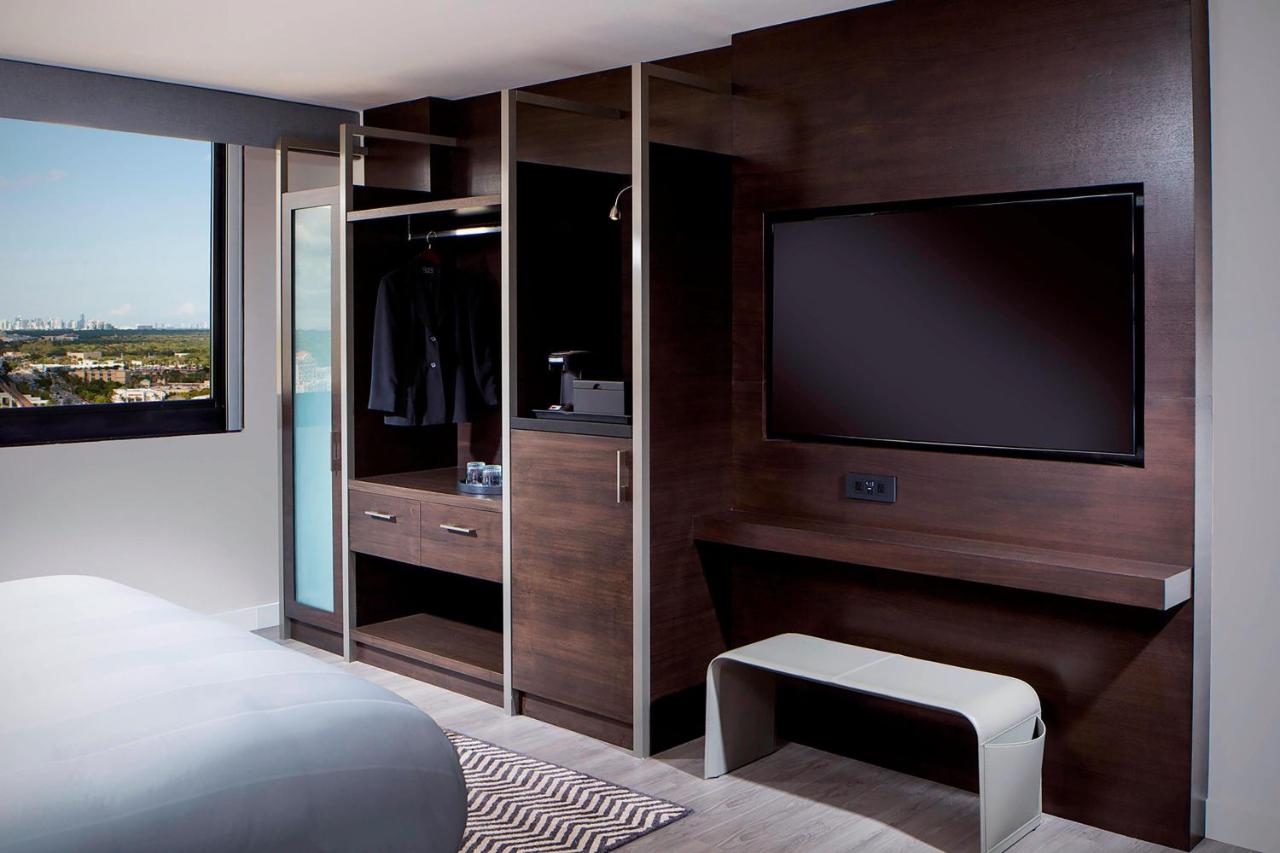 Design Guest Room, 1 King at Marriott Miami Dadeland