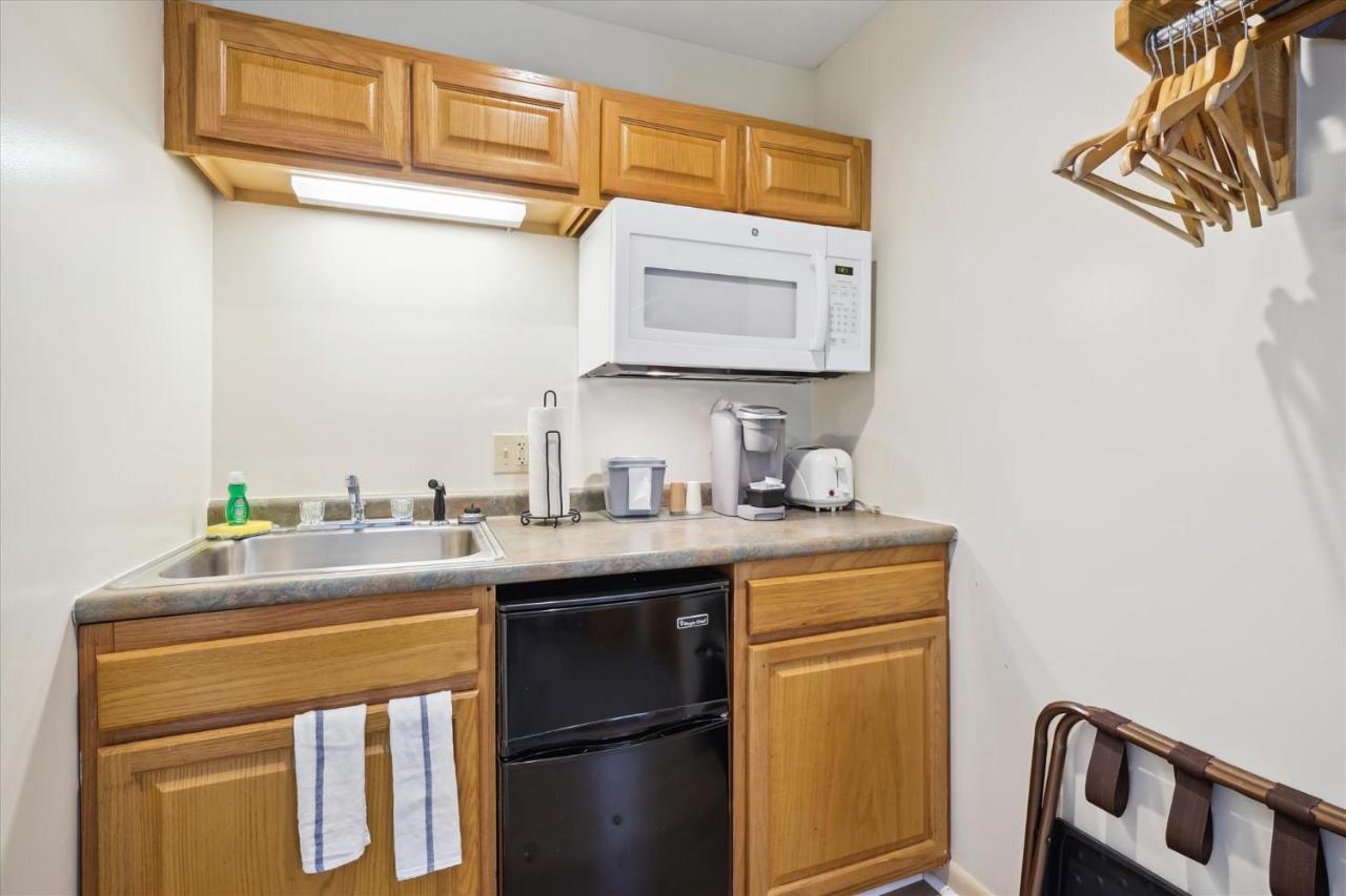 | Cedarbrook Queen Studio 110
