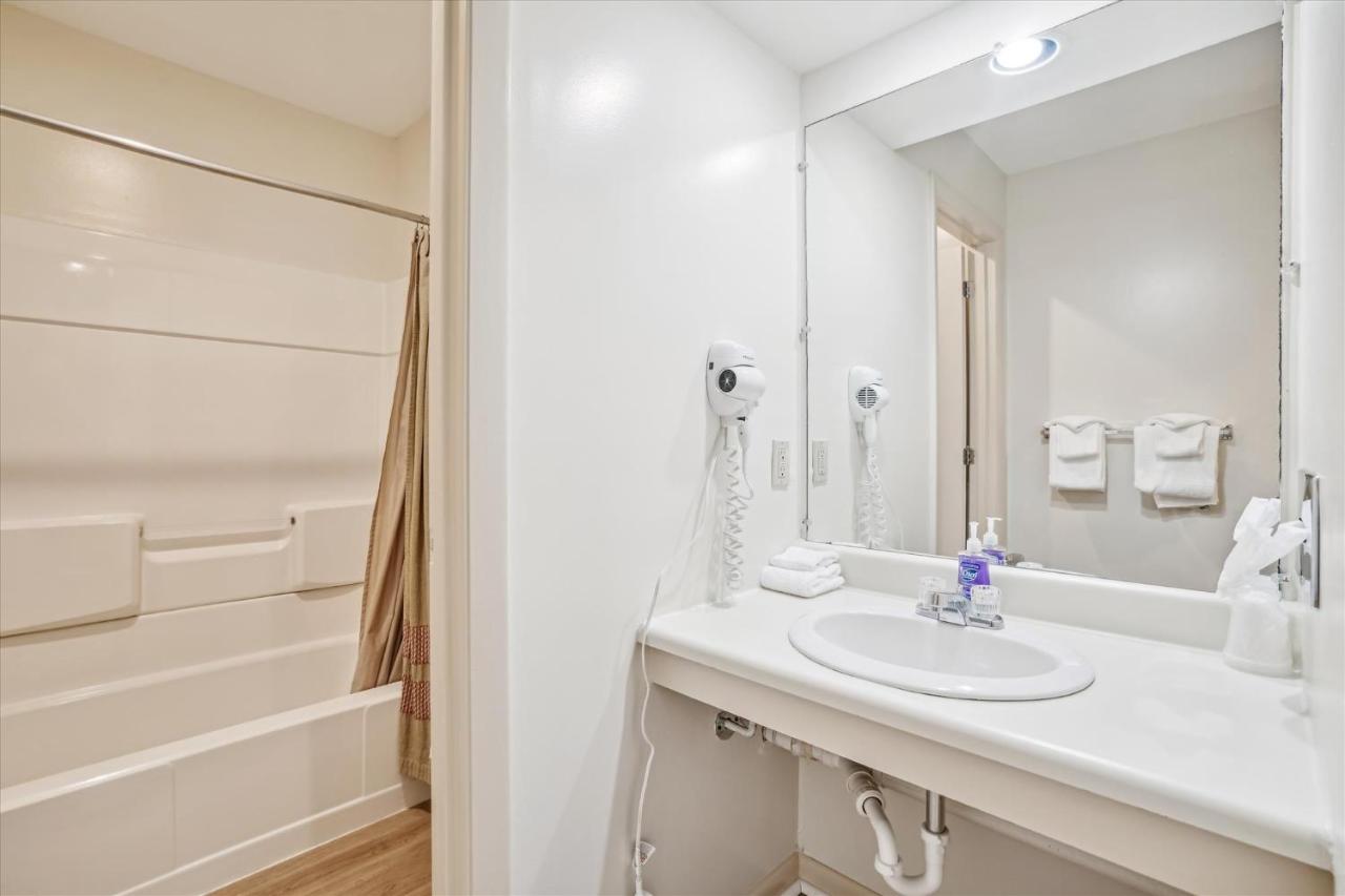 | Cedarbrook Queen Studio 110