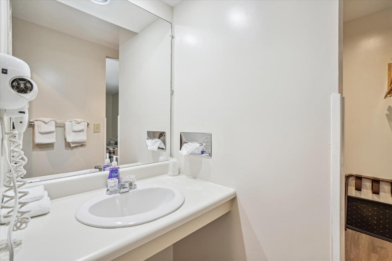 | Cedarbrook Queen Studio 110