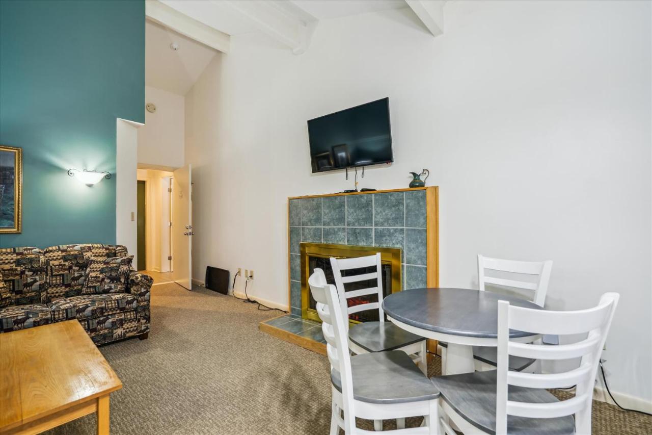 | Deluxe Two Bedroom Suite on 2nd floor with outdoor heated pool 20708