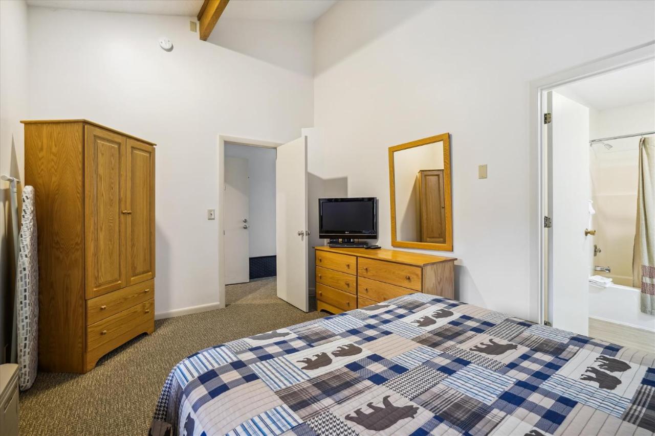 | Deluxe Two Bedroom Suite on 2nd floor with outdoor heated pool 20708