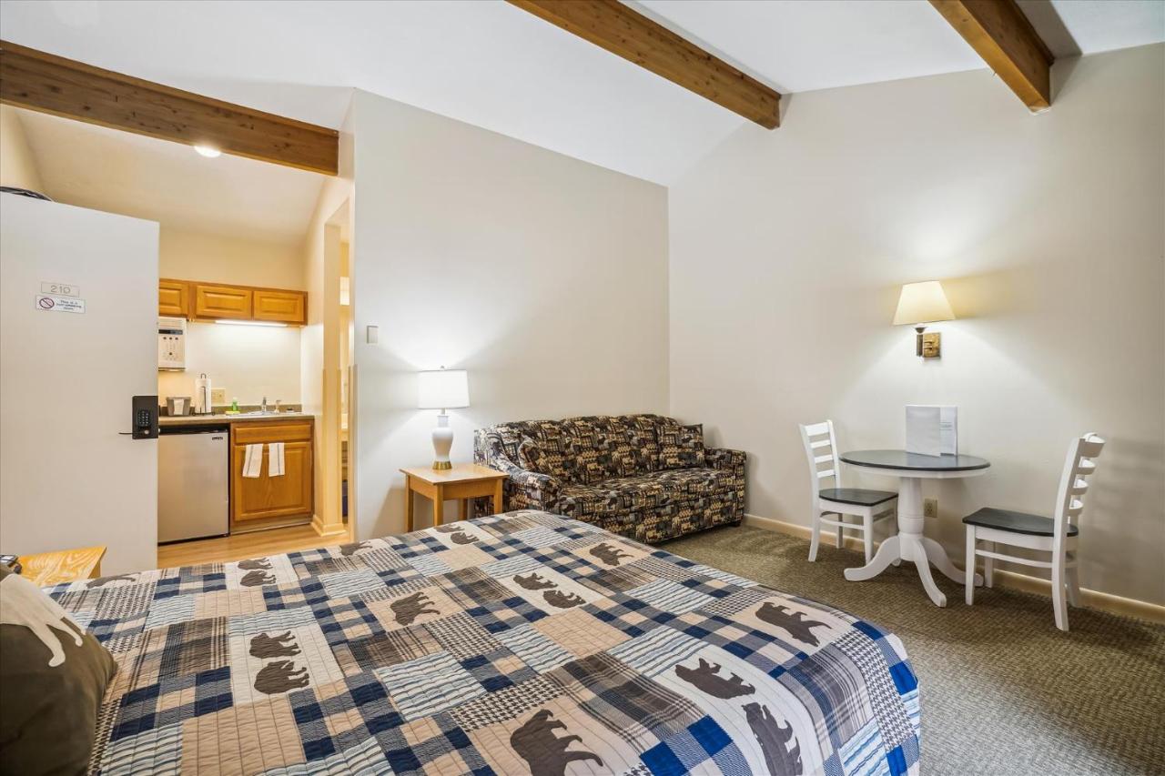 | Deluxe Two Bedroom Suite on 2nd floor with outdoor heated pool 20708