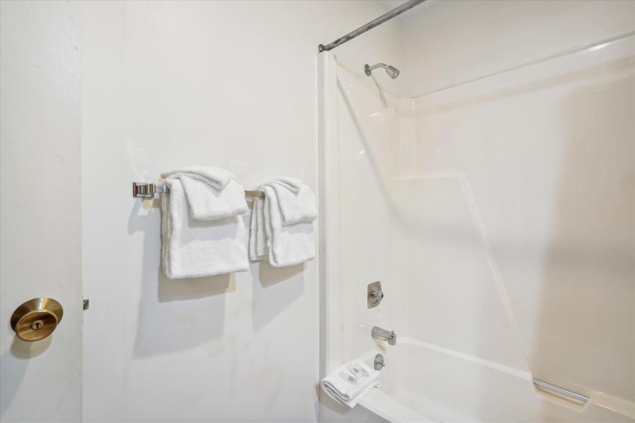 | Deluxe Two Bedroom Suite on 2nd floor with outdoor heated pool 20708