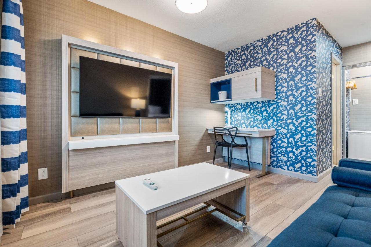 Queen Suite with 2 Queen Beds and Pool View at 3 Palms Tucson North Foothills