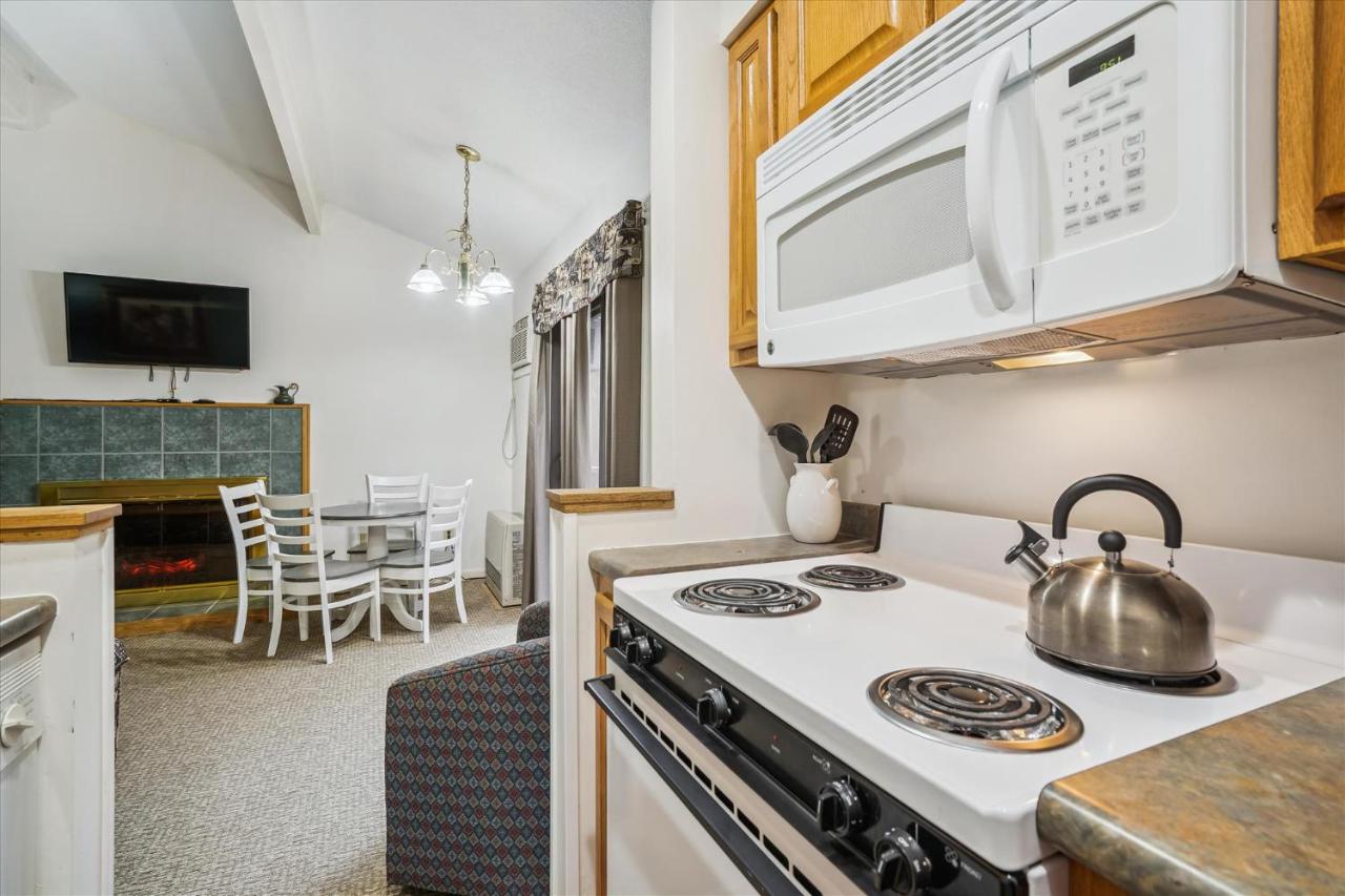 | 208 Cedarbrook One bedroom Queen Suite